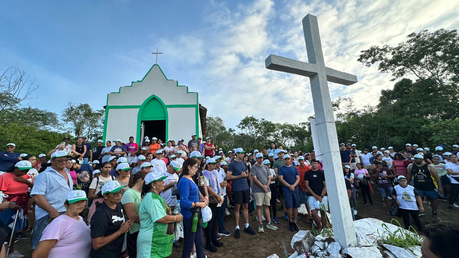 Milhares de fiéis e turistas visitam a Serrinha de Cacimbinhas na Sexta-feira Santa